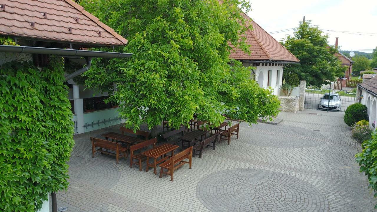 Hasik Hotel Magyarpolány Exterior foto