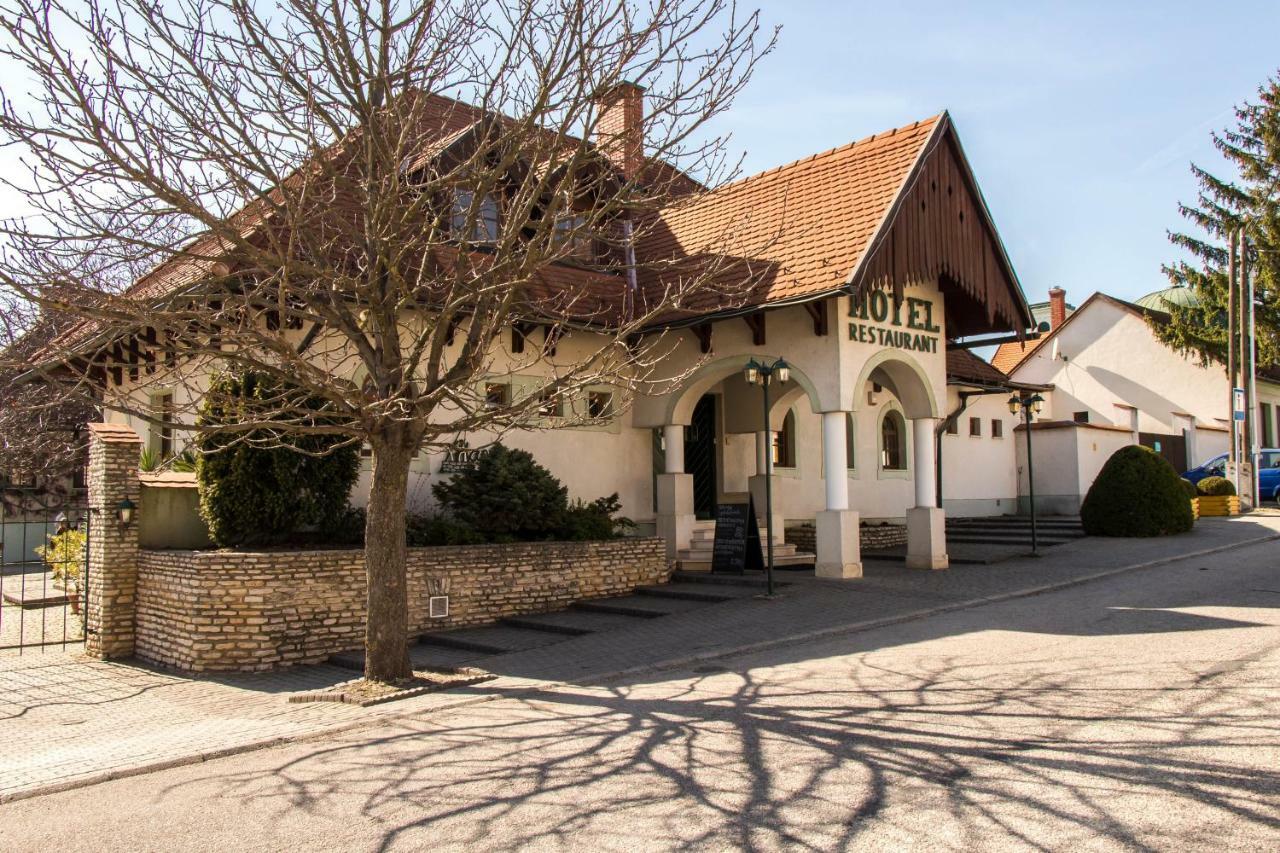 Hasik Hotel Magyarpolány Exterior foto